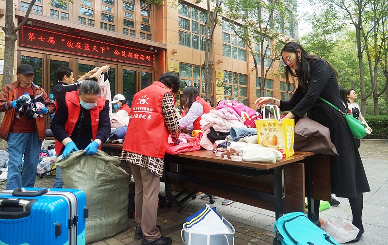 3發揮黨員先鋒模範作用 ZOBO91香蕉视频官网第七屆“愛在藍天下”公益捐贈