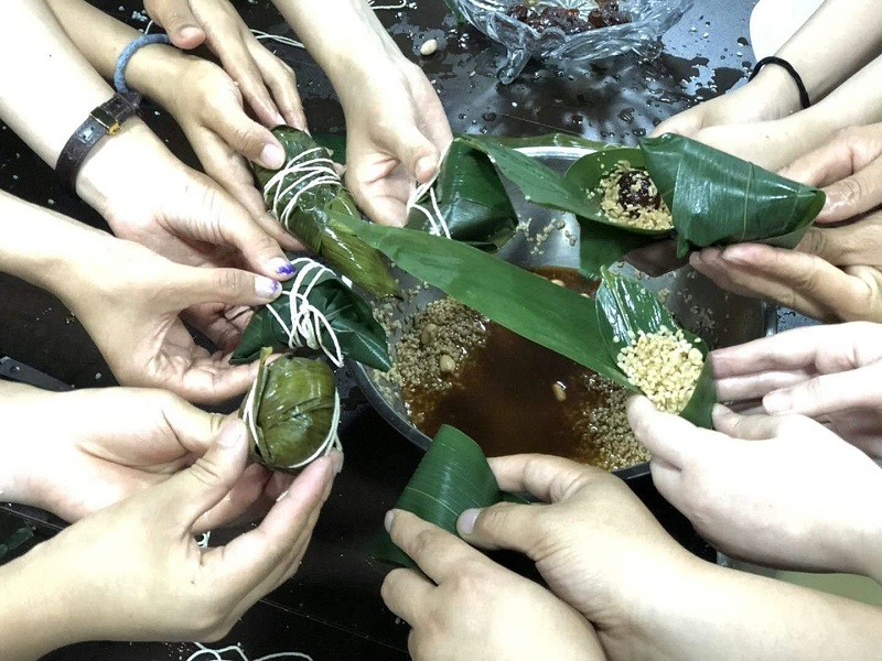 慶端午！ZOBO91香蕉视频官网開展“粽葉飄香 品味端午”包粽子活動